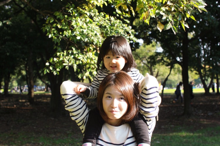 竹内さんの休日の育児風景。子どもと公園で遊ぶ様子