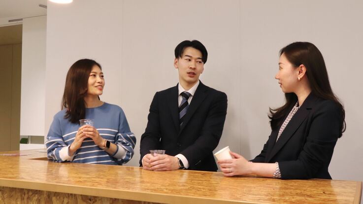 株式会社Wizのオフィス内で談笑する花澤さん、長谷川さん、今村さん