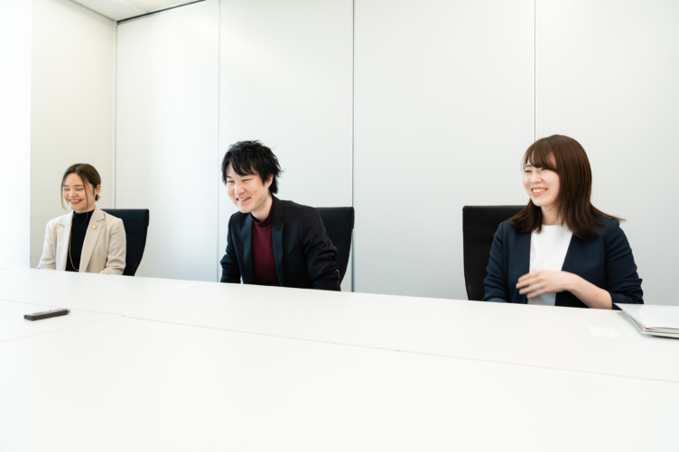 インタビューに応じるアディーレ法律事務所の鈴木康平さんと安田さん、鈴木実乃里さん