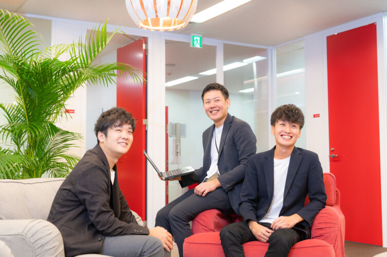 アイムファクトリー株式会社で働く3人の笑顔の男性社員