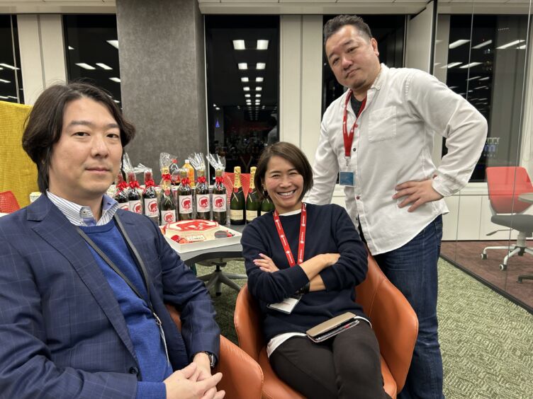 アイムファクトリー株式会社代表の久利可奈恵さんと2名の取締役