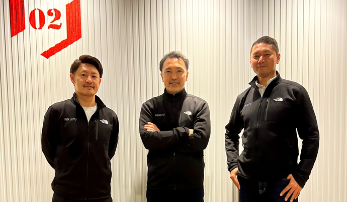 株式会社アクルの取締役CPOの栗田さん（左）、代表取締役の近藤さん（中）、取締役COOの渡辺さん（右）