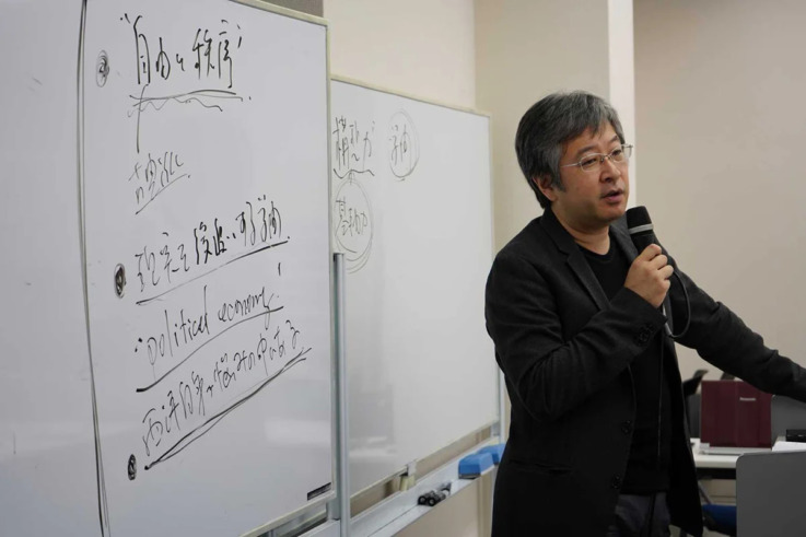 青山社中株式会社の筆頭代表CEOである朝比奈一郎さんが講義をしているようす