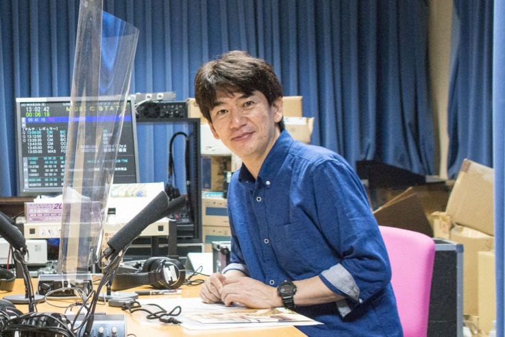 青山社中株式会社広報・地域活性化担当の石井哲也さんがラジオブースにいるようす