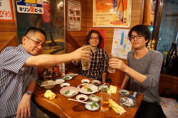 アジアインタートレード株式会社の高木社長が仕事仲間と飲食店で乾杯するようす