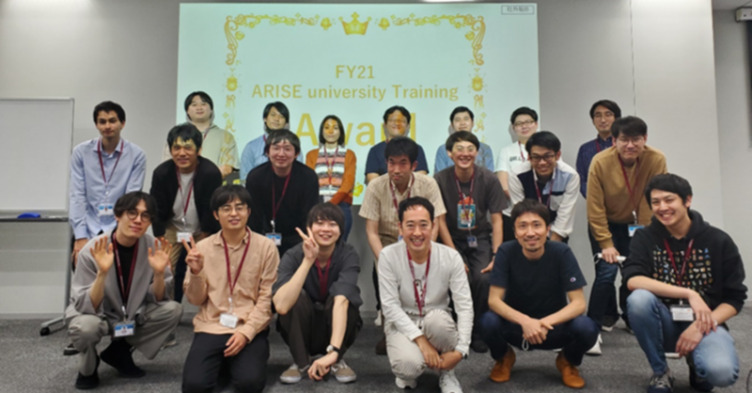 株式会社ARISE analyticsの教育プログラムの一つ「ARISE university Training Award」での、優れた講座を行った社員を讃える表彰式の様子