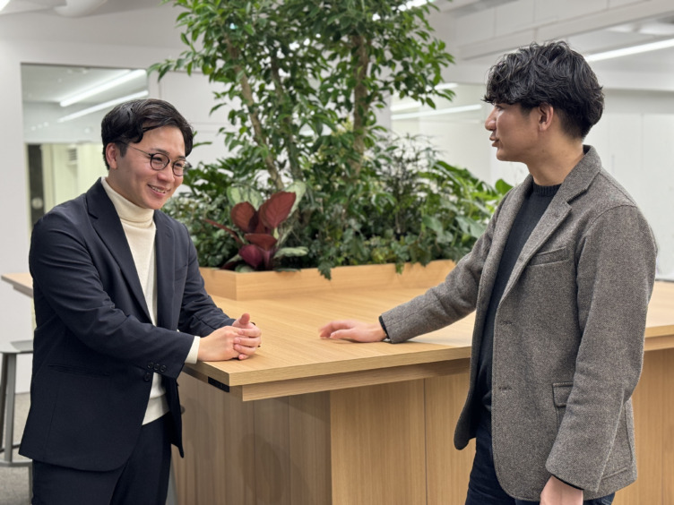 向かい合って話すアクシスコンサルティング株式会社の長谷部さんと遠藤さん
