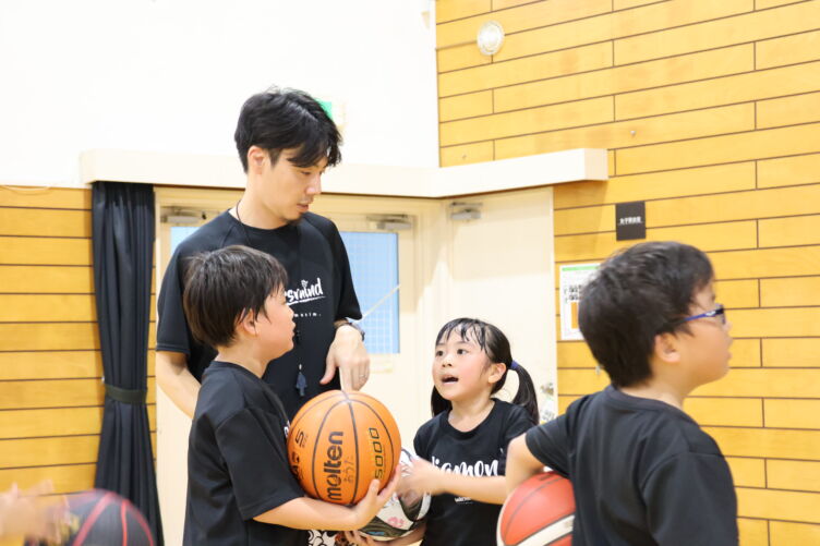 一般社団法人バスケットボール推進会のバスケ教室でコーチが子どもたちに指導するようす