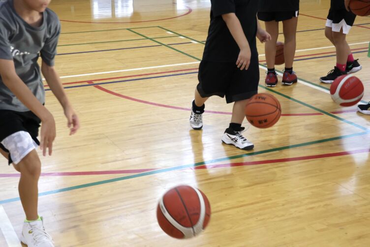 一般社団法人バスケットボール推進会のバスケ教室で子どもたちがドリブルをするようす