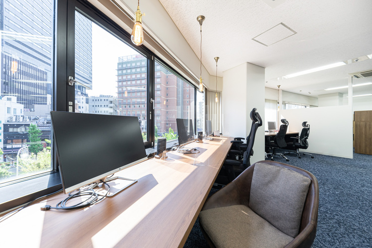 株式会社ビヨンドの明るいオフィス室内の風景