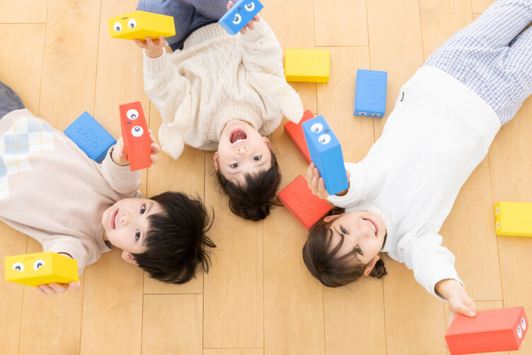 biimaと早稲田大学で共同開発したスポーツトイ「プレイスポット」で遊ぶ子どもたち
