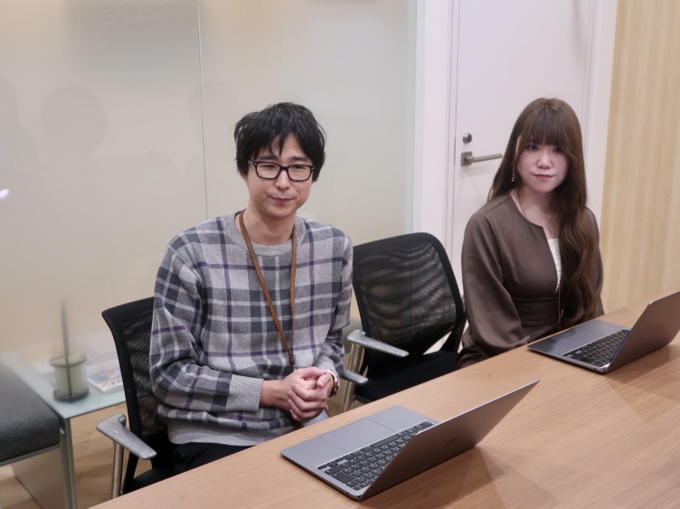 ビットバンク株式会社の加藤さんと砂川さんがインタビューに応えるようす