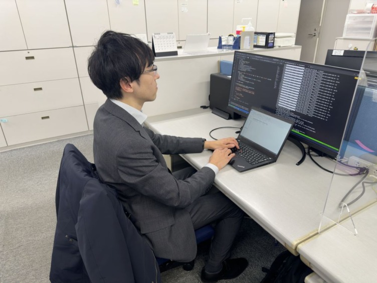 カシオ計算機株式会社NBセンターメディカル企画開発部の斉藤さんの勤務風景