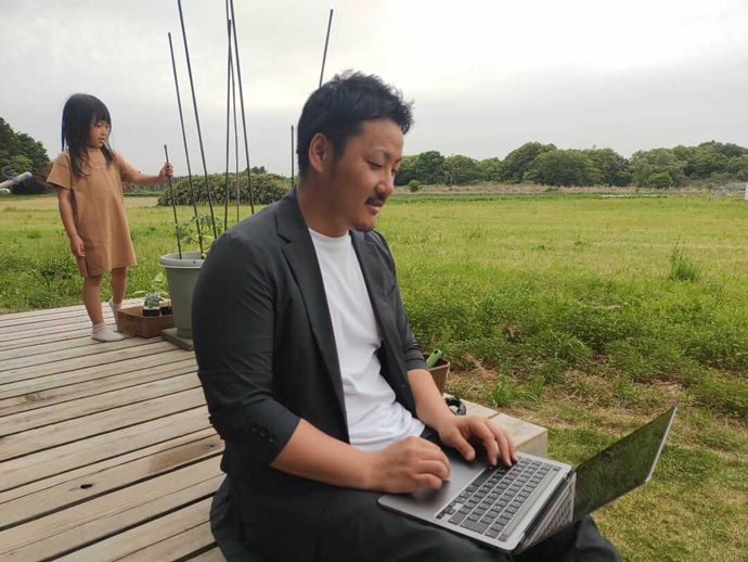 株式会社Catallaxy取締役の藤野潤也さんの自宅庭での仕事風景