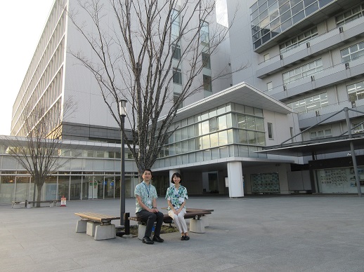 茅ヶ崎市役所庁舎前に座る、望月さんと関根さん