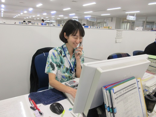 茅ヶ崎市経営総務部職員課で電話対応を行う主査の関根麻衣子さん