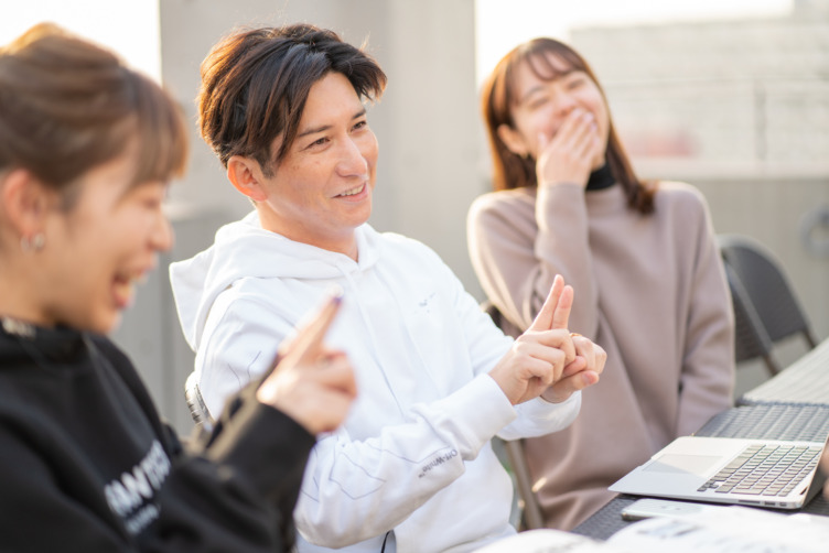 株式会社CIN GROUPの代表取締役CEO篠宮康伸さんが笑顔で話すようす