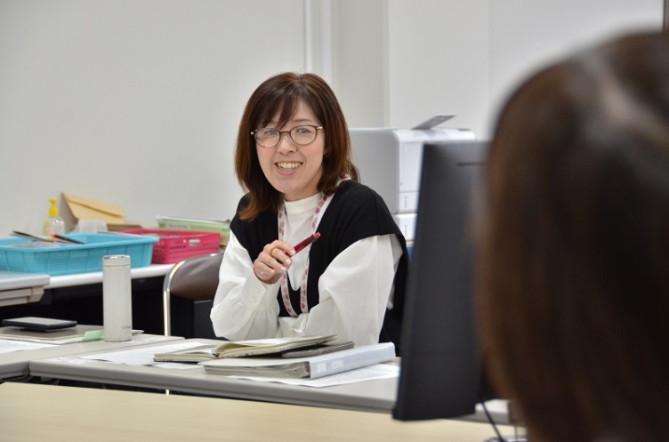 奈良市役所の新開さんが笑顔で話しているようす