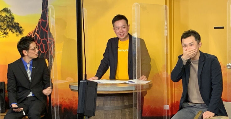 株式会社コミュニティオ代表取締役・嶋田健作さんがTVでチームステッカーを紹介する様子