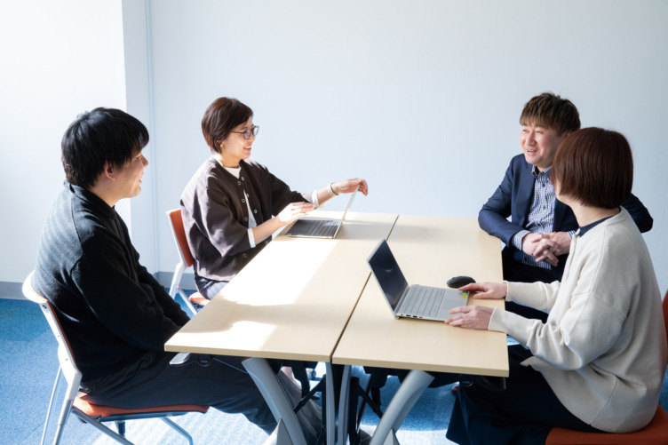 データコム株式会社の会議風景