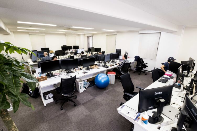 株式会社DeepXのオフィスにおける執務風景