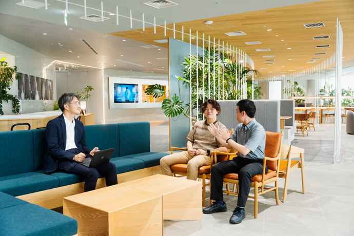 株式会社電通デジタルのオフィス「汐留PORT」でのインタビュー風景