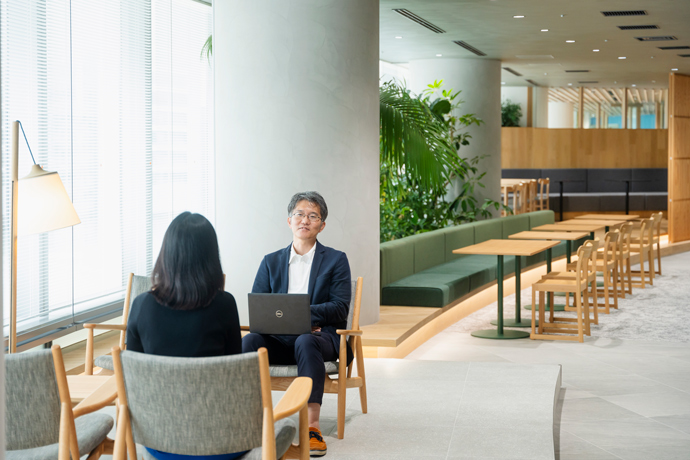 株式会社電通デジタルのオフィス「汐留PORT」でインタビューを受ける総務部長の飯野さん