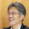 株式会社電通デジタルの総務部長である飯野将志さんが笑顔で話しているようす