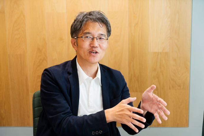 株式会社電通デジタルの総務部長である飯野将志さんが話しているようす