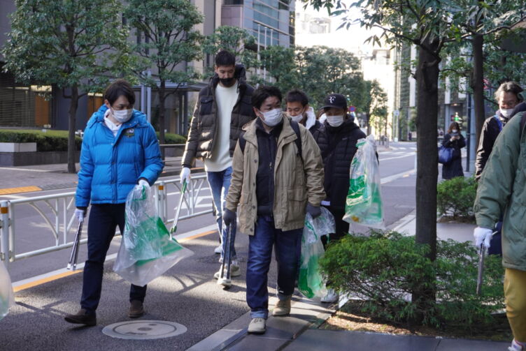 TOKYO DIMEの清掃活動に参加する人たち