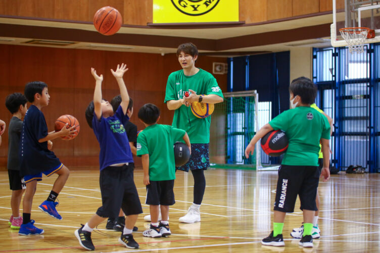 TOKYO DIMEオーナーである岡田優介さんとバスケを教わる子どもたち