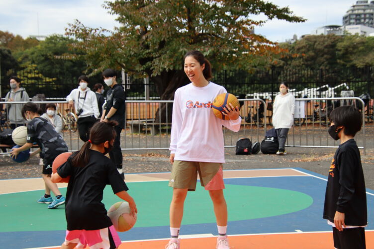 イベントで現役選手が子どもにバスケを教える様子