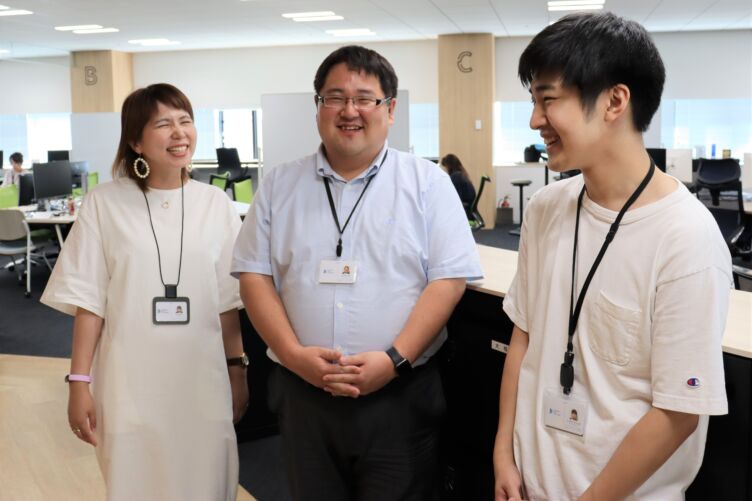 笑顔で写るダイナミックマッププラットフォーム株式会社の沖田さん、猪俣さん、久保田さん