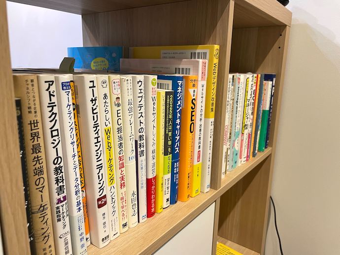 株式会社イーダブリュエムジャパンのオフィス内の本棚