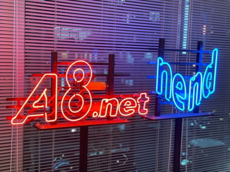 株式会社ファンコミュニケーションズが展開しているサービス「A8.net」「nend」のロゴをあしらった装飾