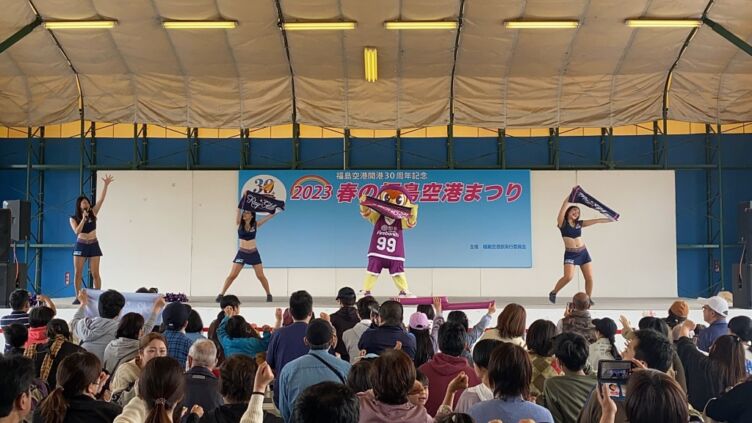 福島ファイヤーボンズのマスコットキャラクターも参加した福島空港開港30周年記念イベントの様子