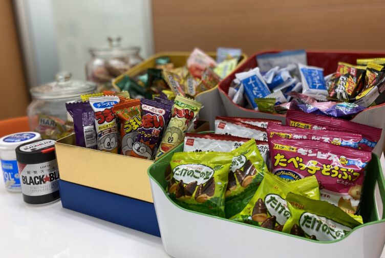 株式会社ガッコムのオフィスに並ぶお菓子