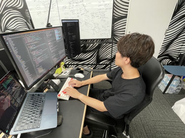 ジークス株式会社　取締役CTOの成川喬朗さんがプログラミングをするようす