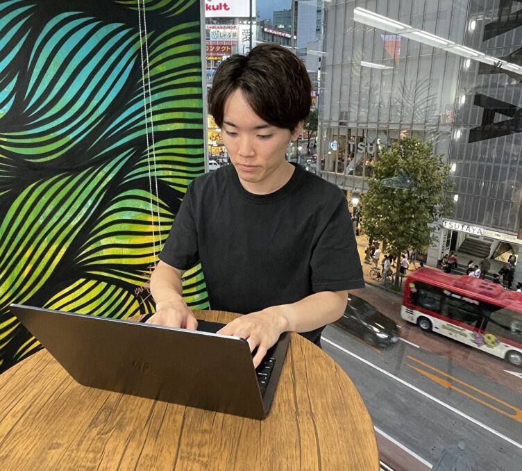 ジークス株式会社　取締役CTOの成川喬朗さんがパソコンに向かって作業するようす