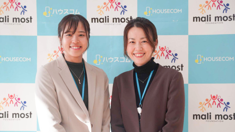 ハウスコム株式会社 HR室 室長の伊藤麻美さんを含めた社員2名