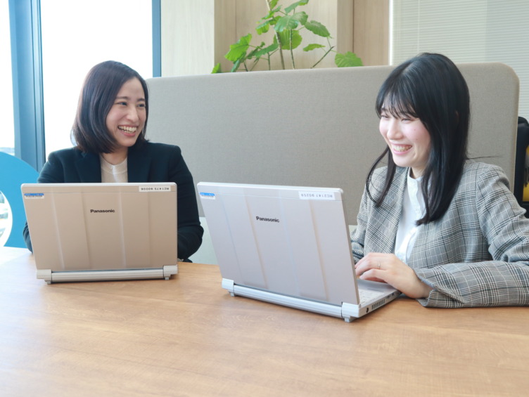 株式会社HR Force社員の中島さんと鳥井さんの談笑風景