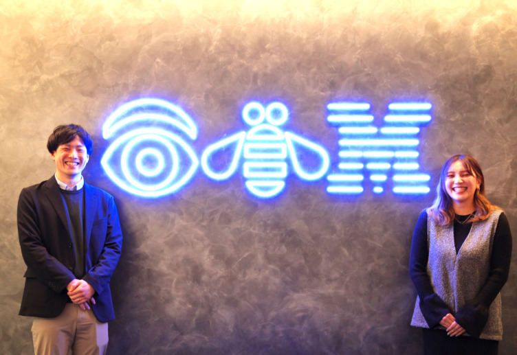 IBMグループのロゴ前で写真撮影する日本アイ・ビー・エムデジタルサービス株式会社の佐竹さんと戸塚さん