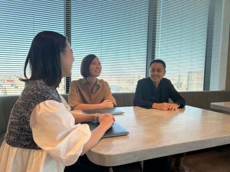 机を囲んで話すインキュデータ株式会社の町田さん、芦沢さん、田中さん