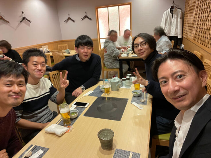 福岡オフィスのメンバーと社長の渡辺さんで食事をする様子