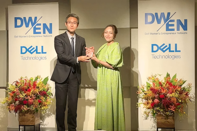 株式会社インターホールディングスの代表取締役である成井さんが「デル女性起業家ビジネスコンテスト 2023」で第3位に入賞されたときの表彰風景