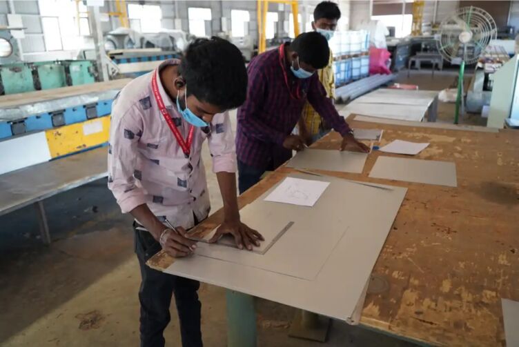 アイティップス株式会社がインドで運営する訓練校で生徒が図面作成の実習をするようす