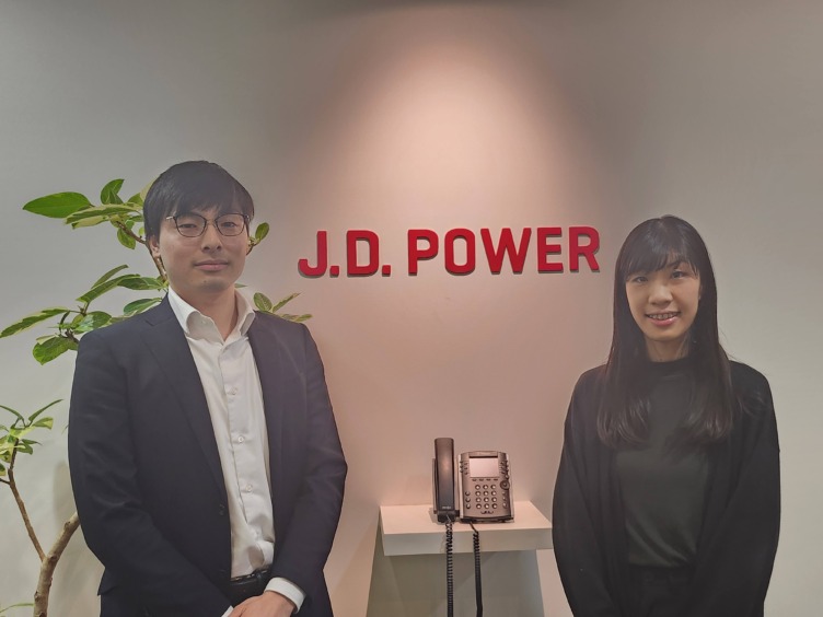 株式会社J.D. パワー ジャパンの若森さんとフォンさん