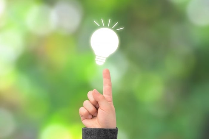 人差し指の上で光る電球