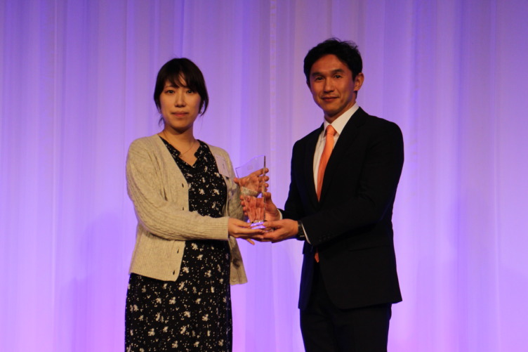 株式会社ブイキューブでピープル・サクセス室の室長を務める奈良志穂さんが受賞されている様子