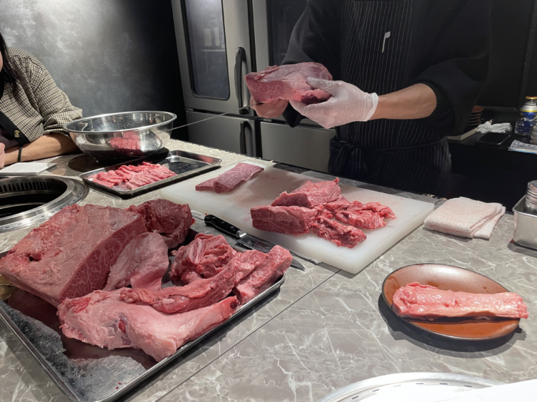 株式会社門崎・営業部の社員がお肉の研修に参加している様子